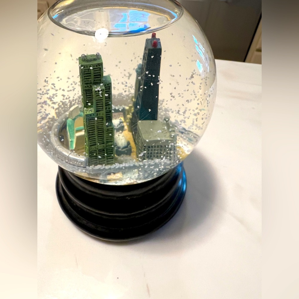 Saks 5th Ave Chicago snow globe